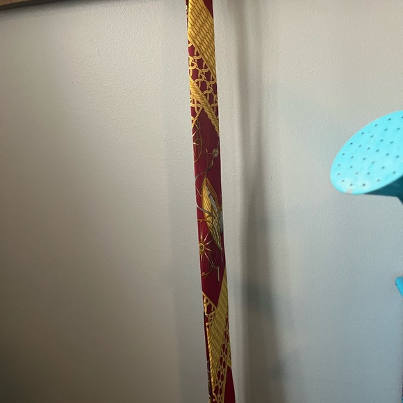 HERMÈS Tie Rare 100% Silk Horse Carriage People Bicycle Chain Red Yellow - Picture 13 of 13